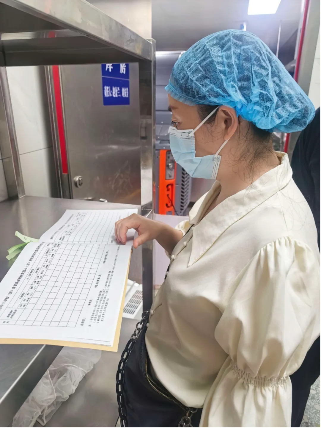 筑牢校园食品安全防线 ——湘潭市二中开展开学食堂专项突击检查