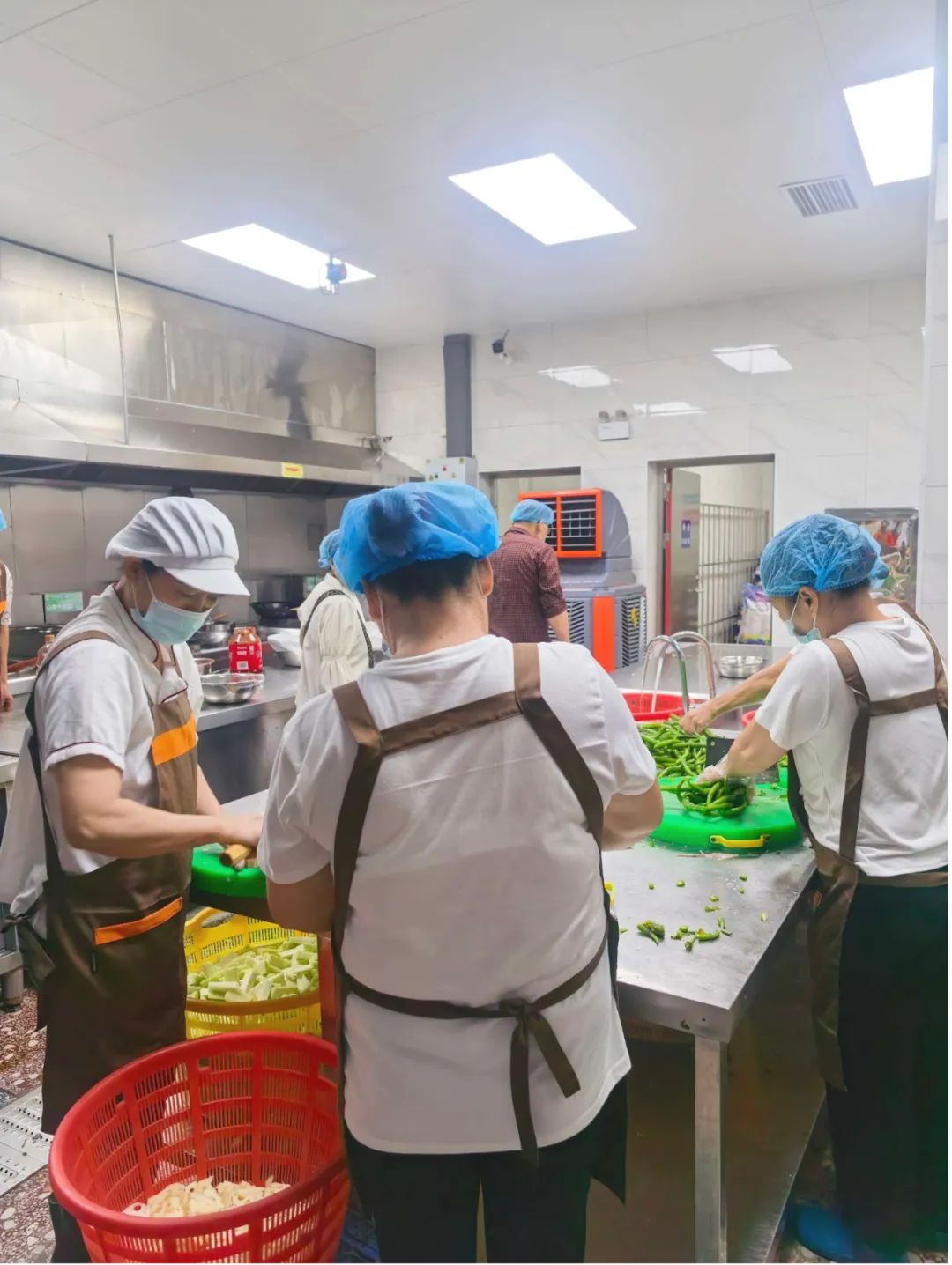 筑牢校园食品安全防线 ——湘潭市二中开展开学食堂专项突击检查