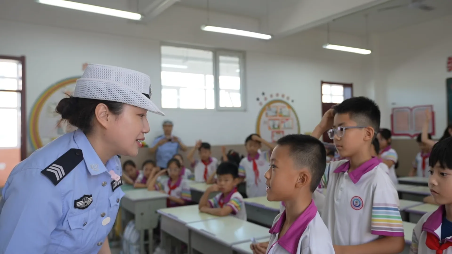 警”彩开学第一课，邯郸峰峰交警守护学子平安求学路