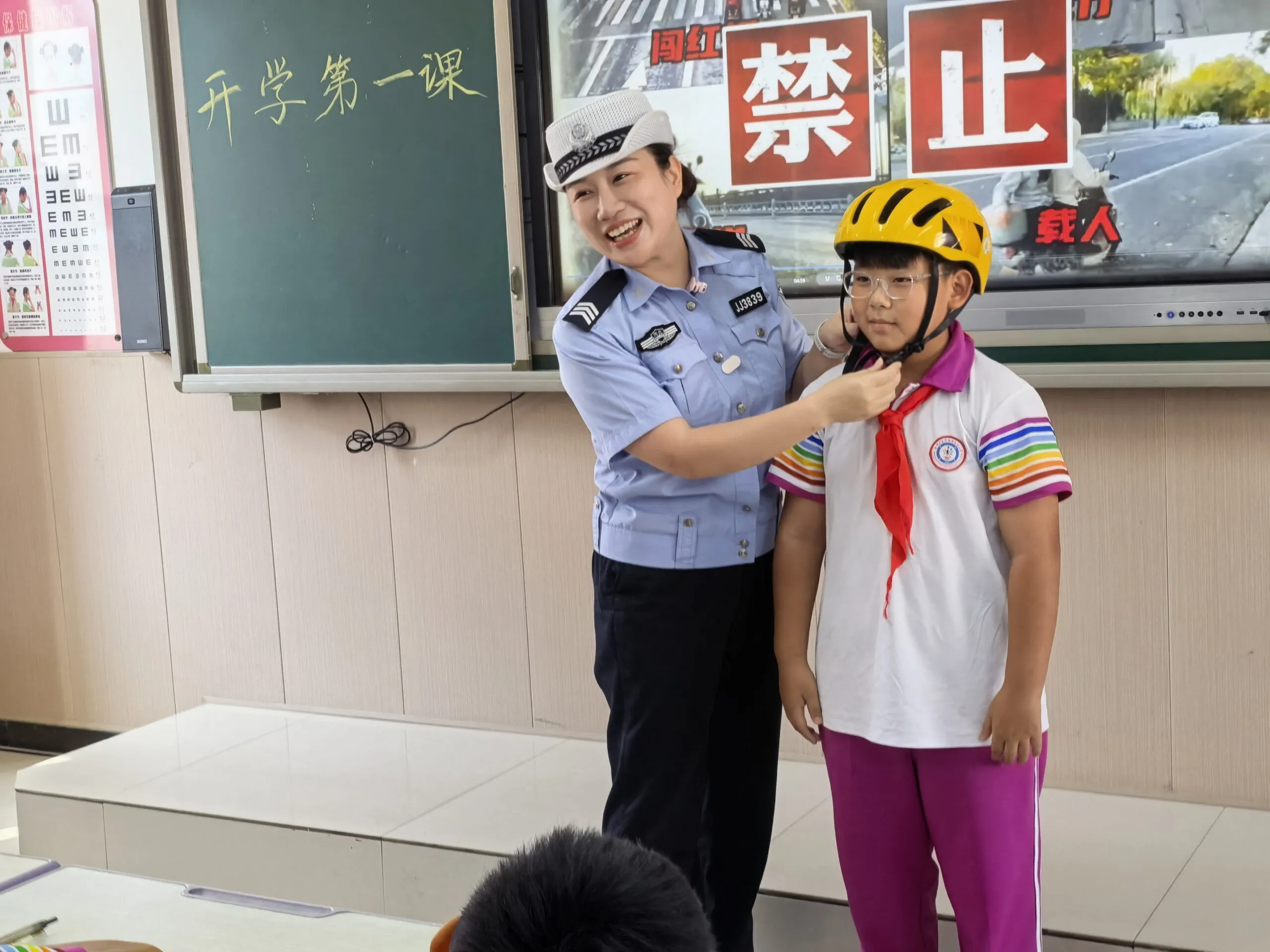 警”彩开学第一课,邯郸峰峰交警守护学子平安求学路