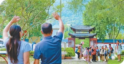 坚守,在落松地小学