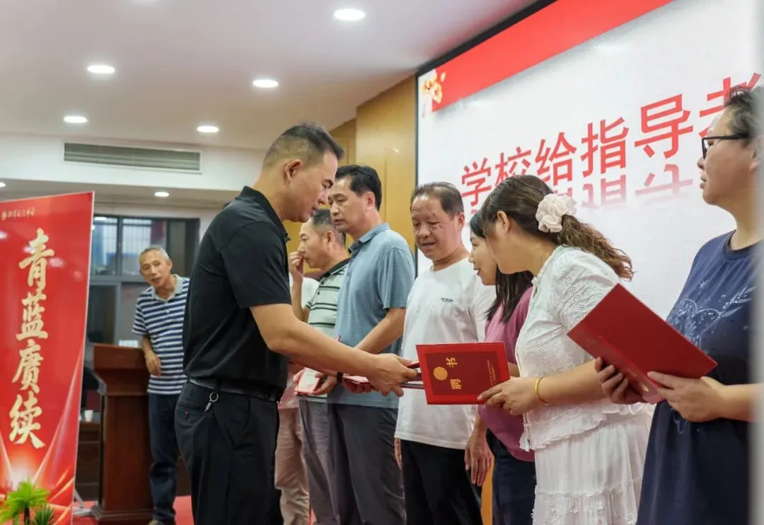青蓝结对传薪火 师徒携手共成长——湘潭凤凰中学隆重举行 2026 年 “青蓝工程” 拜师仪式