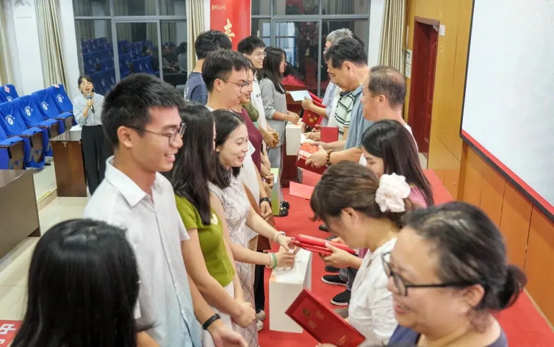 青蓝结对传薪火 师徒携手共成长——湘潭凤凰中学隆重举行 2026 年 “青蓝工程” 拜师仪式