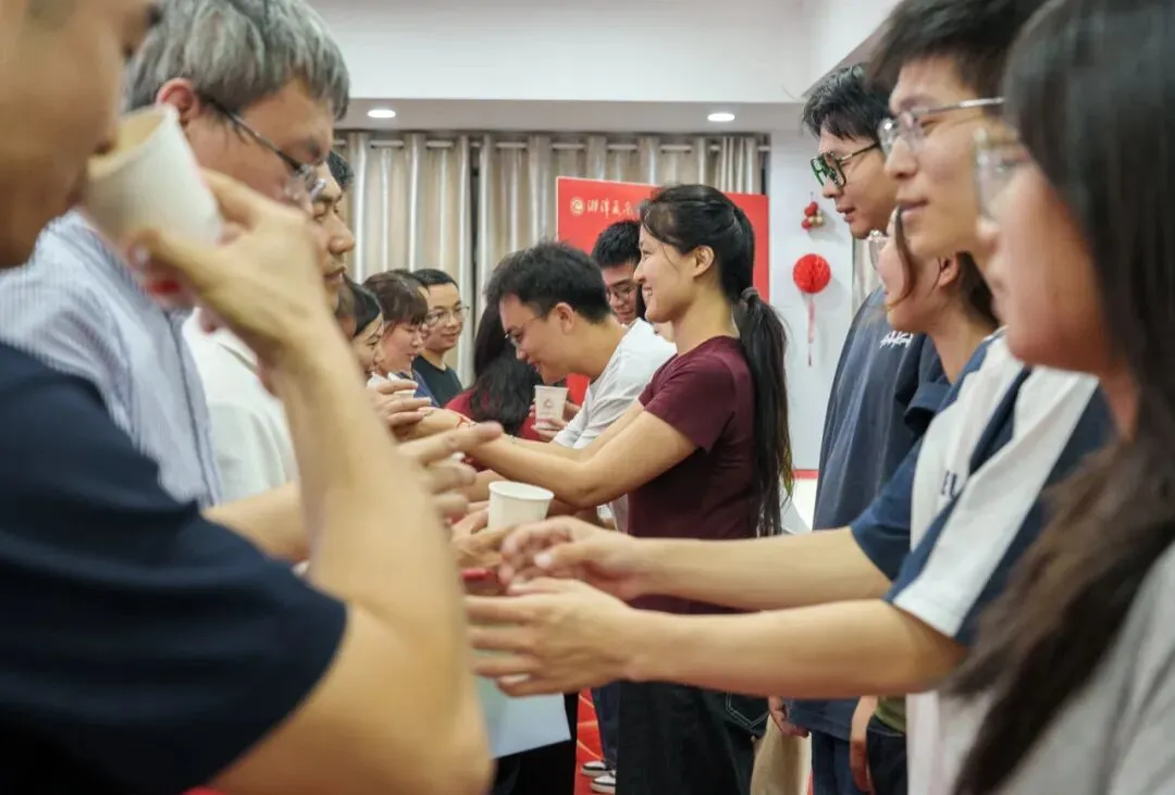 青蓝结对传薪火 师徒携手共成长——湘潭凤凰中学隆重举行 2026 年 “青蓝工程” 拜师仪式