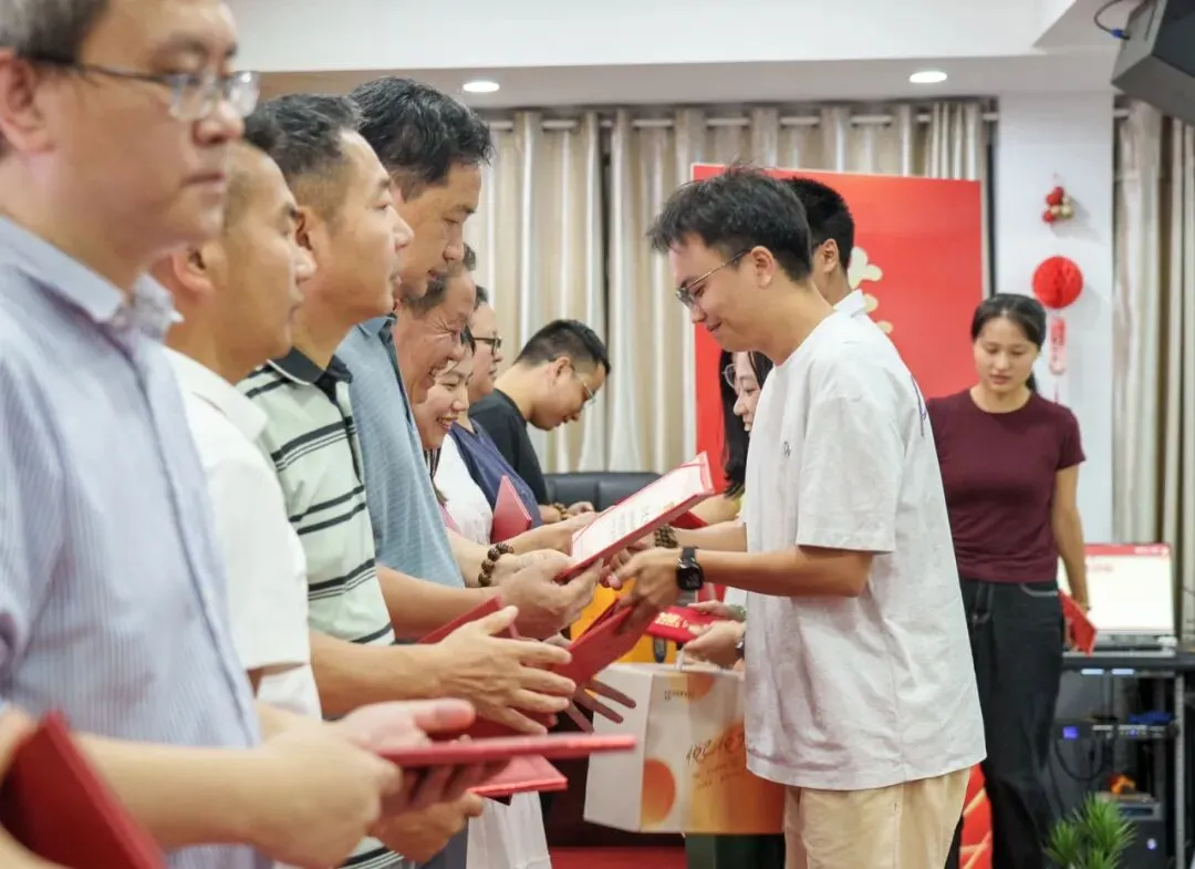 青蓝结对传薪火 师徒携手共成长——湘潭凤凰中学隆重举行 2026 年 “青蓝工程” 拜师仪式