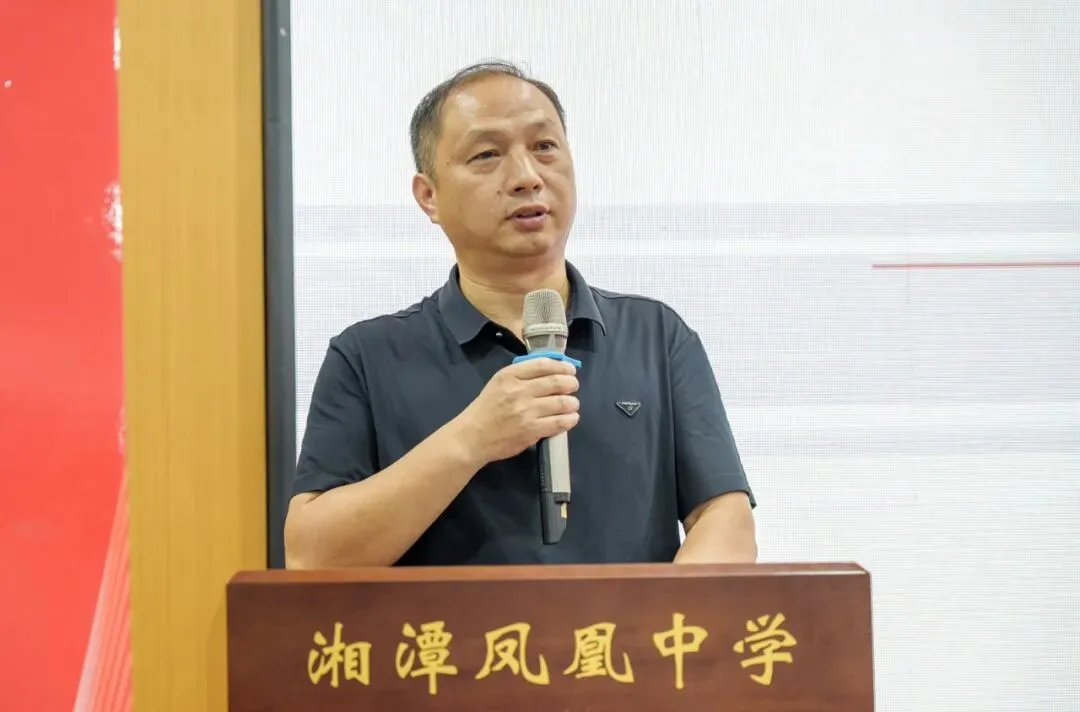 青蓝结对传薪火 师徒携手共成长——湘潭凤凰中学隆重举行 2026 年 “青蓝工程” 拜师仪式