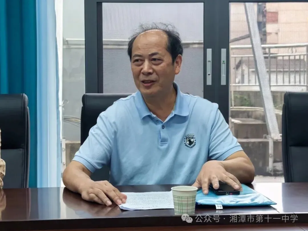 书香传薪育新人 教师赋能谱新篇——湘潭市教育局银发人才工作站走进湘潭市十一中开展赠书活动