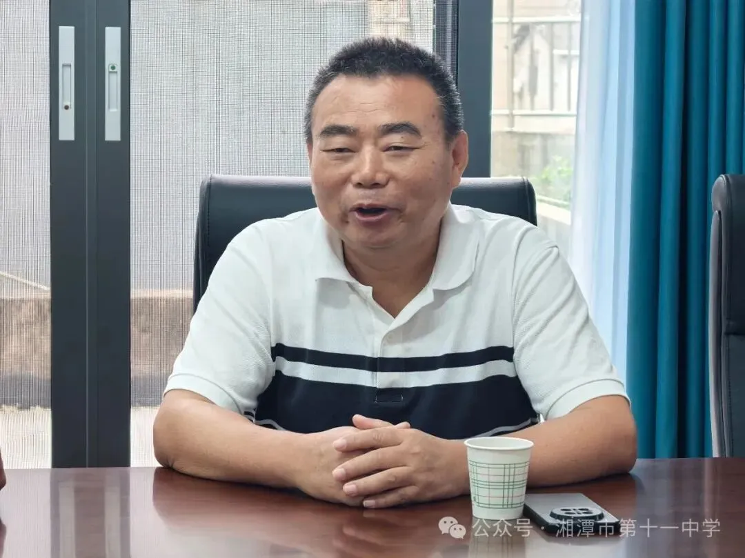 书香传薪育新人 教师赋能谱新篇——湘潭市教育局银发人才工作站走进湘潭市十一中开展赠书活动