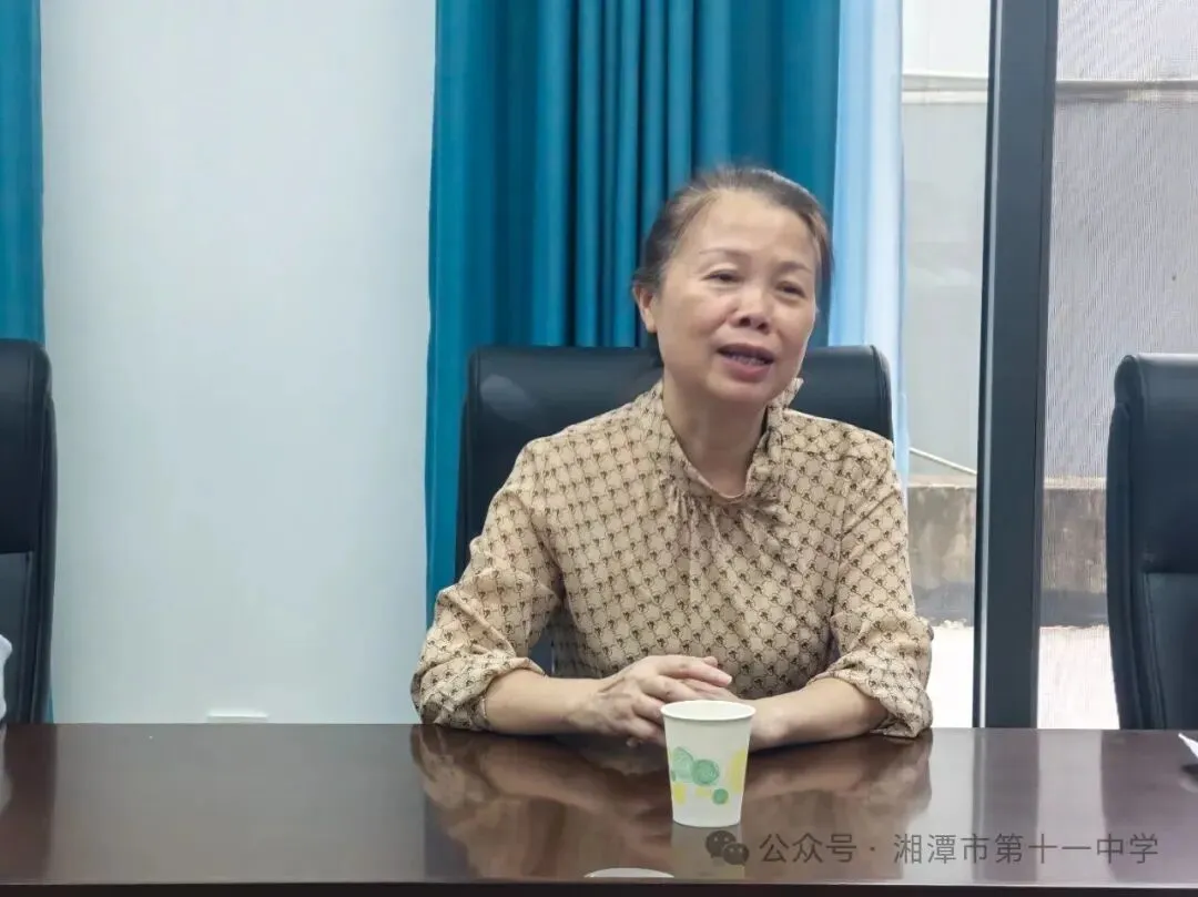 书香传薪育新人 教师赋能谱新篇——湘潭市教育局银发人才工作站走进湘潭市十一中开展赠书活动