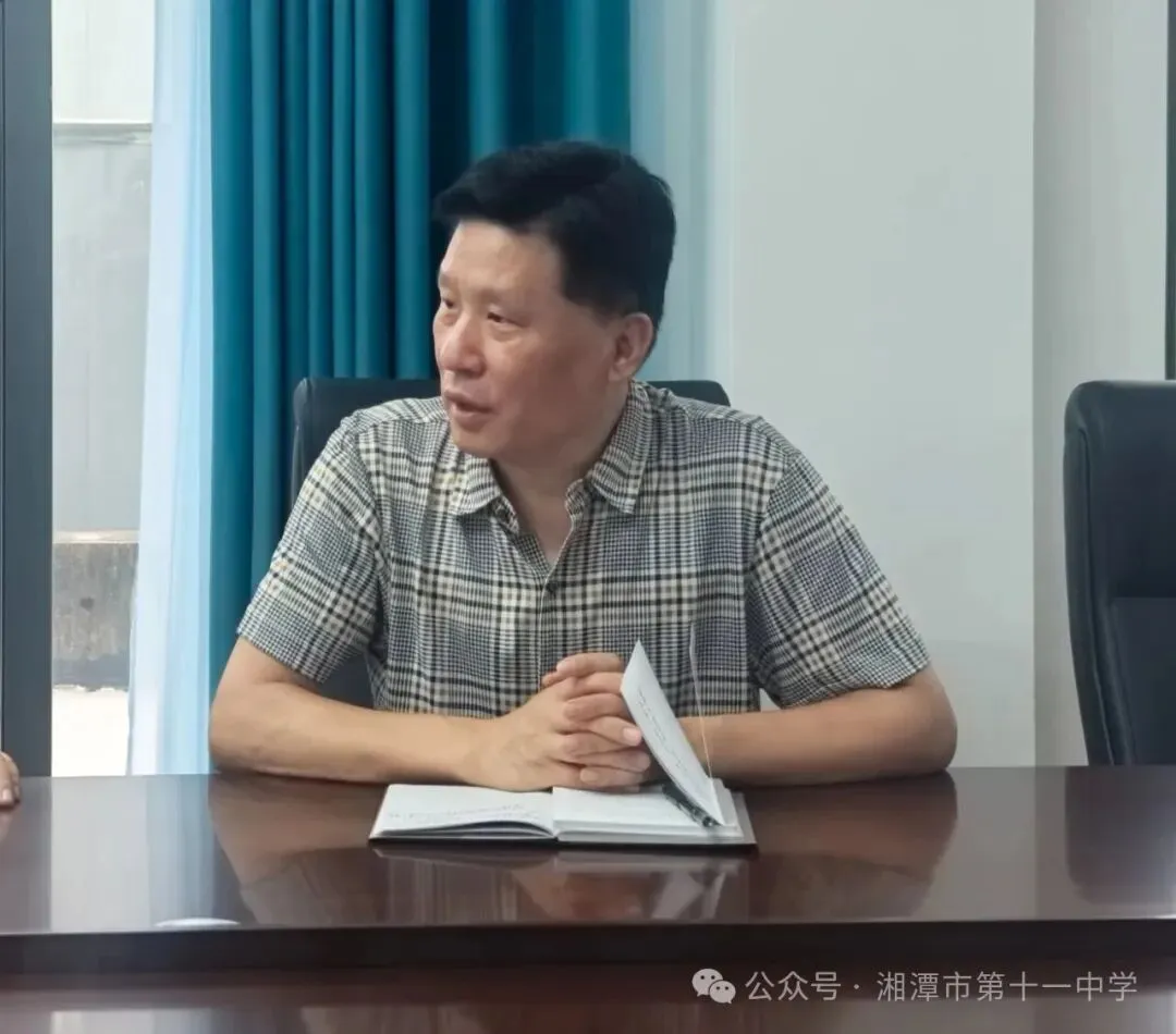 书香传薪育新人 教师赋能谱新篇——湘潭市教育局银发人才工作站走进湘潭市十一中开展赠书活动