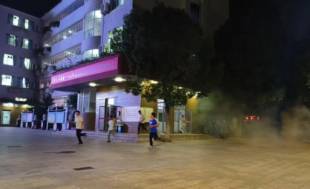 以练筑防,平安相伴 ——我校顺利开展寄宿部夜间消防疏散演练