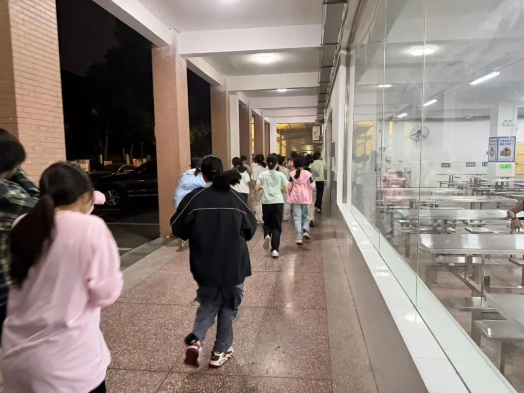 以练筑防,平安相伴 ——我校顺利开展寄宿部夜间消防疏散演练
