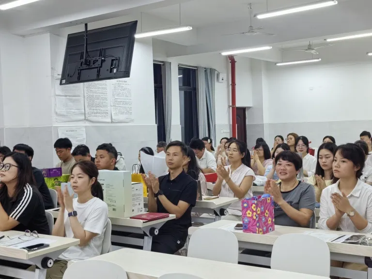 一蓝育青,共同成长——湘机中学举行2026-2027学年师徒结对仪式