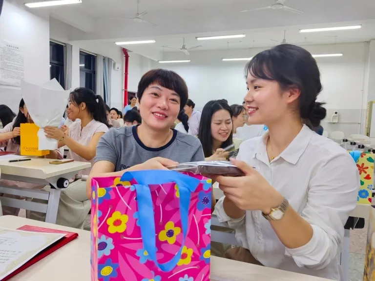 一蓝育青,共同成长——湘机中学举行2026-2027学年师徒结对仪式