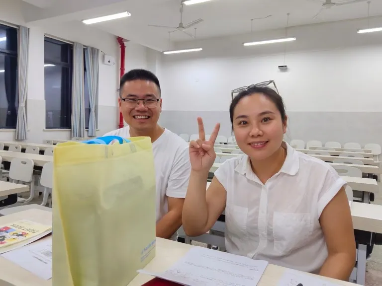一蓝育青,共同成长——湘机中学举行2026-2027学年师徒结对仪式