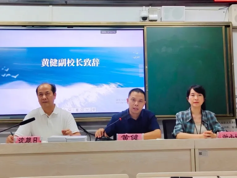 一蓝育青,共同成长——湘机中学举行2026-2027学年师徒结对仪式