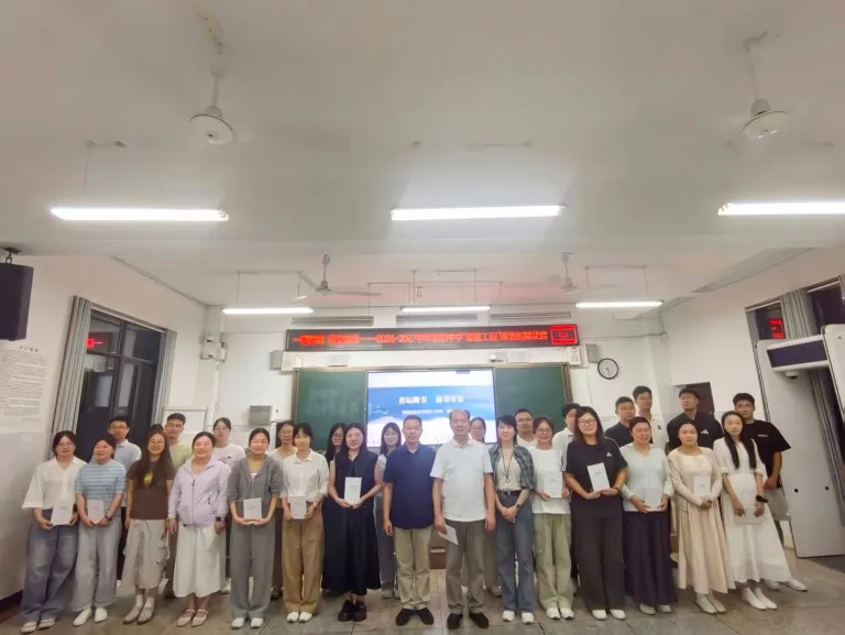 一蓝育青,共同成长——湘机中学举行2026-2027学年师徒结对仪式