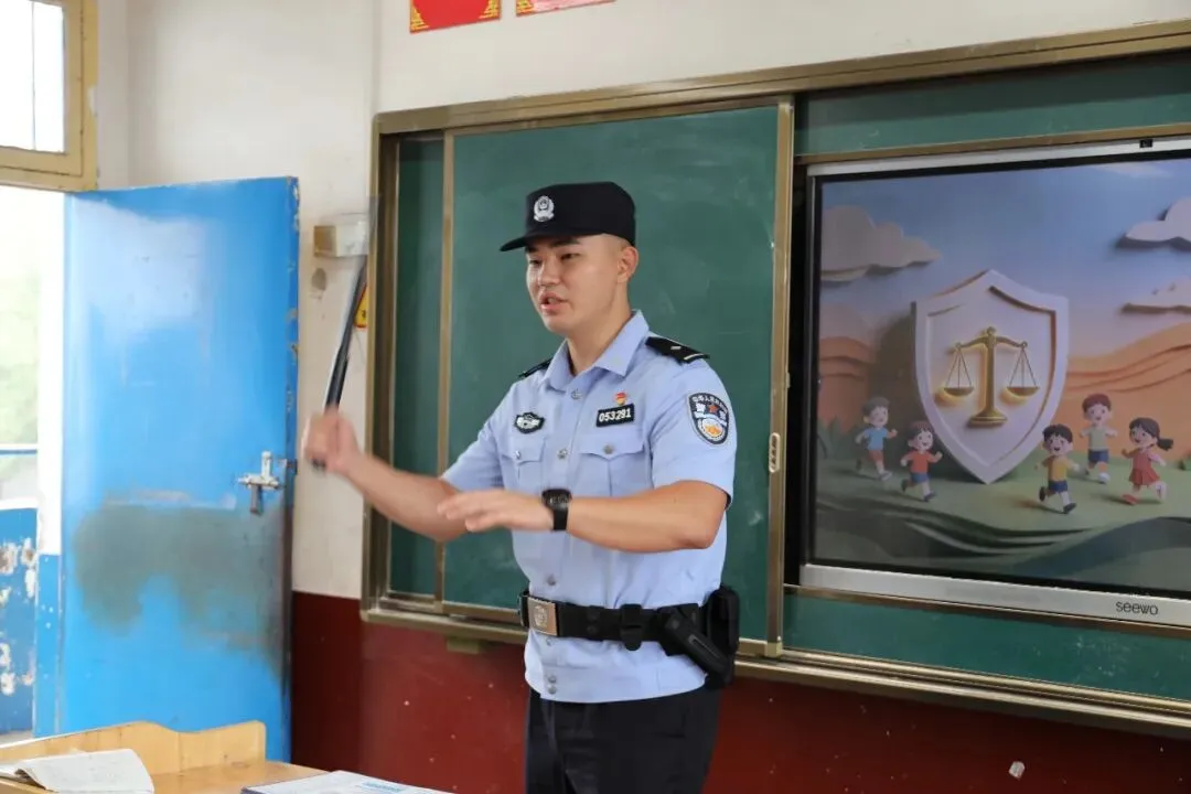 法治护航 守护成长——湘潭县法院走进月形小学