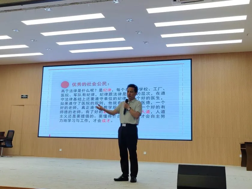 破茧明志领航成长路 逐光笃行蓄力赴高考——曾军良总校长莅临我校开展高考备考专场系列讲座