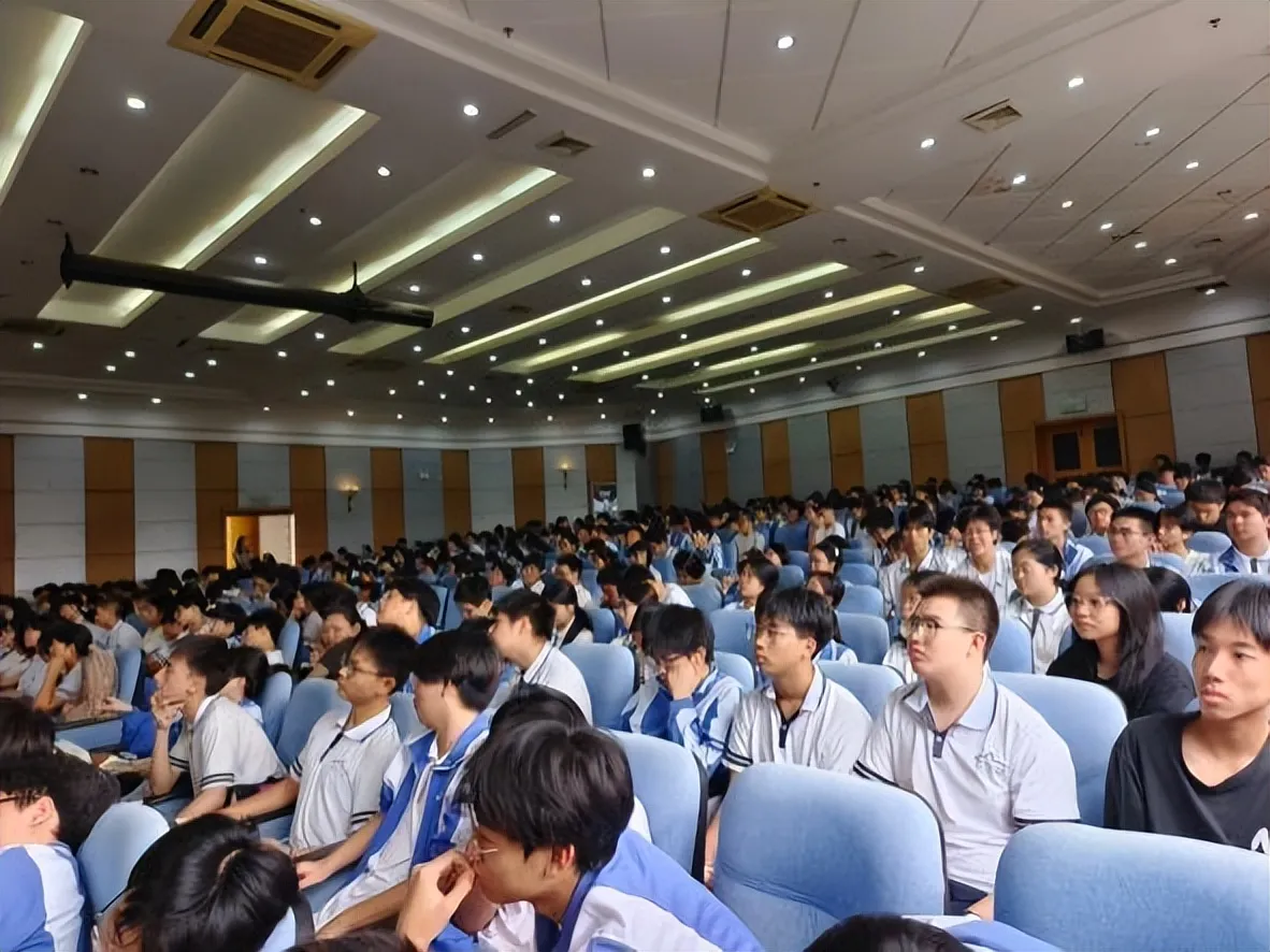 破茧明志领航成长路 逐光笃行蓄力赴高考——曾军良总校长莅临我校开展高考备考专场系列讲座