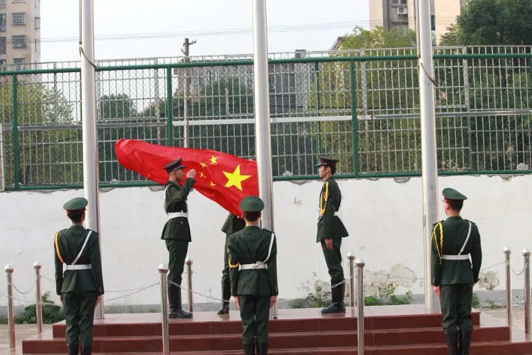 国旗之下，逐梦强国——湘机中学开展2026年爱国主义主题教育升旗活动