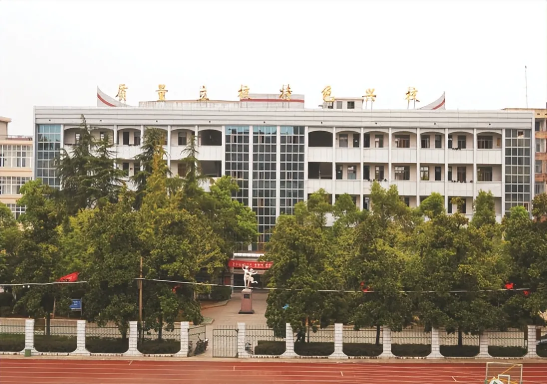 向党代会报告   党建领航铸魂 莼香育人兴校——湘潭市第二中学以高质量党建引领交出“学有优教”的时代答卷