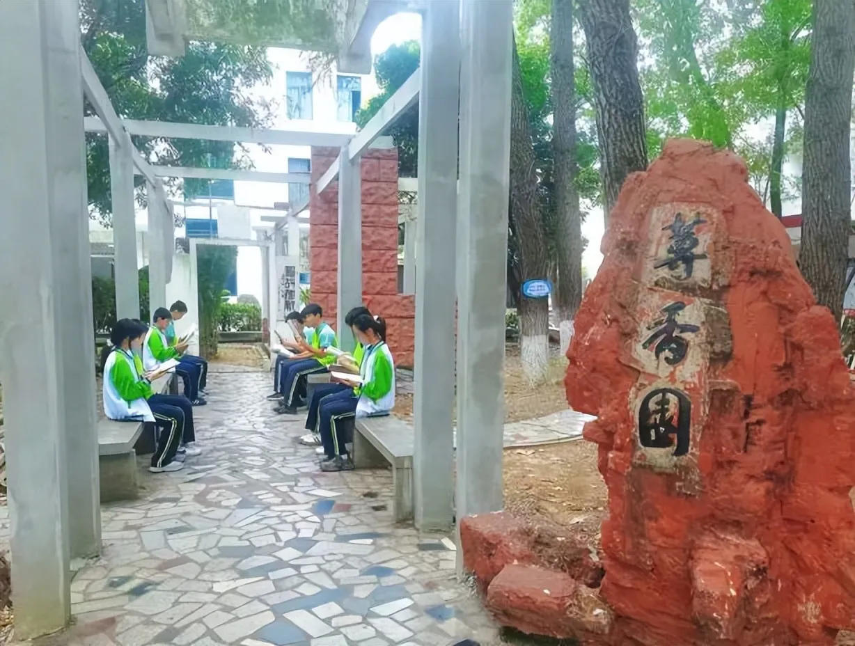 向党代会报告   党建领航铸魂 莼香育人兴校——湘潭市第二中学以高质量党建引领交出“学有优教”的时代答卷