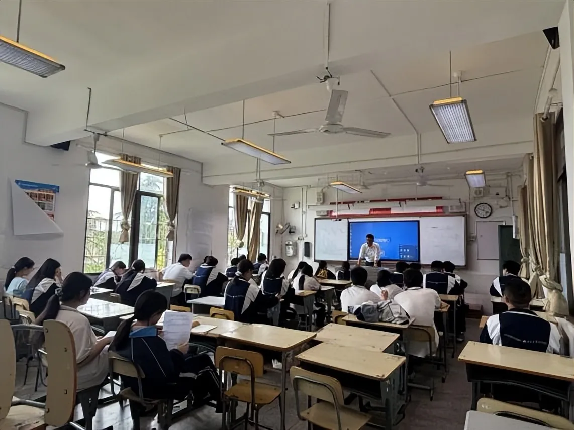 向党代会报告   党建领航铸魂 莼香育人兴校——湘潭市第二中学以高质量党建引领交出“学有优教”的时代答卷
