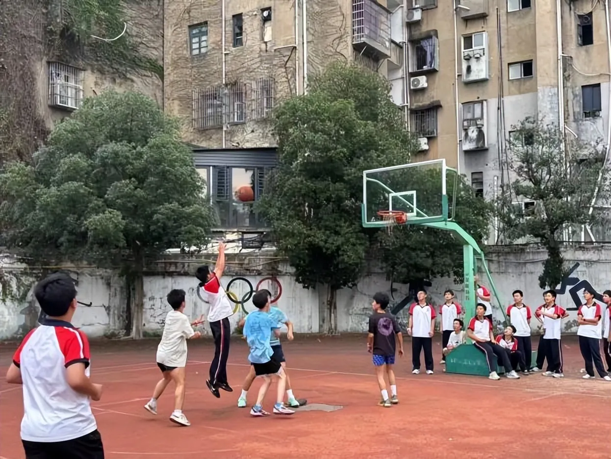 青春燃动莼园 热血不负韶华——湘潭市二中2026年下学期“莼园杯”校园篮球赛