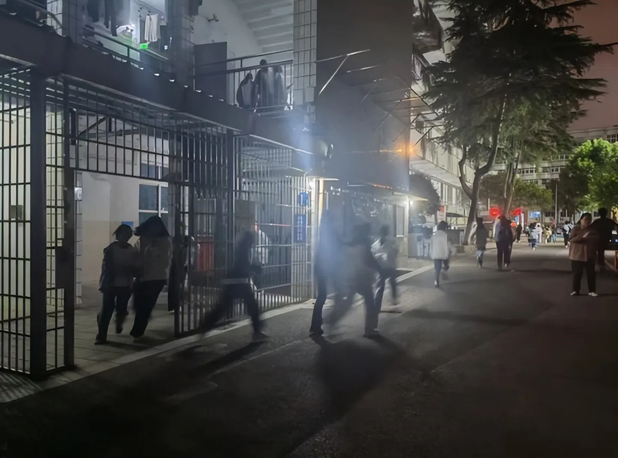 砺练逃生本领,筑牢寄宿安全防线——湘潭市第十一中学寄宿部夜间消防疏散演练