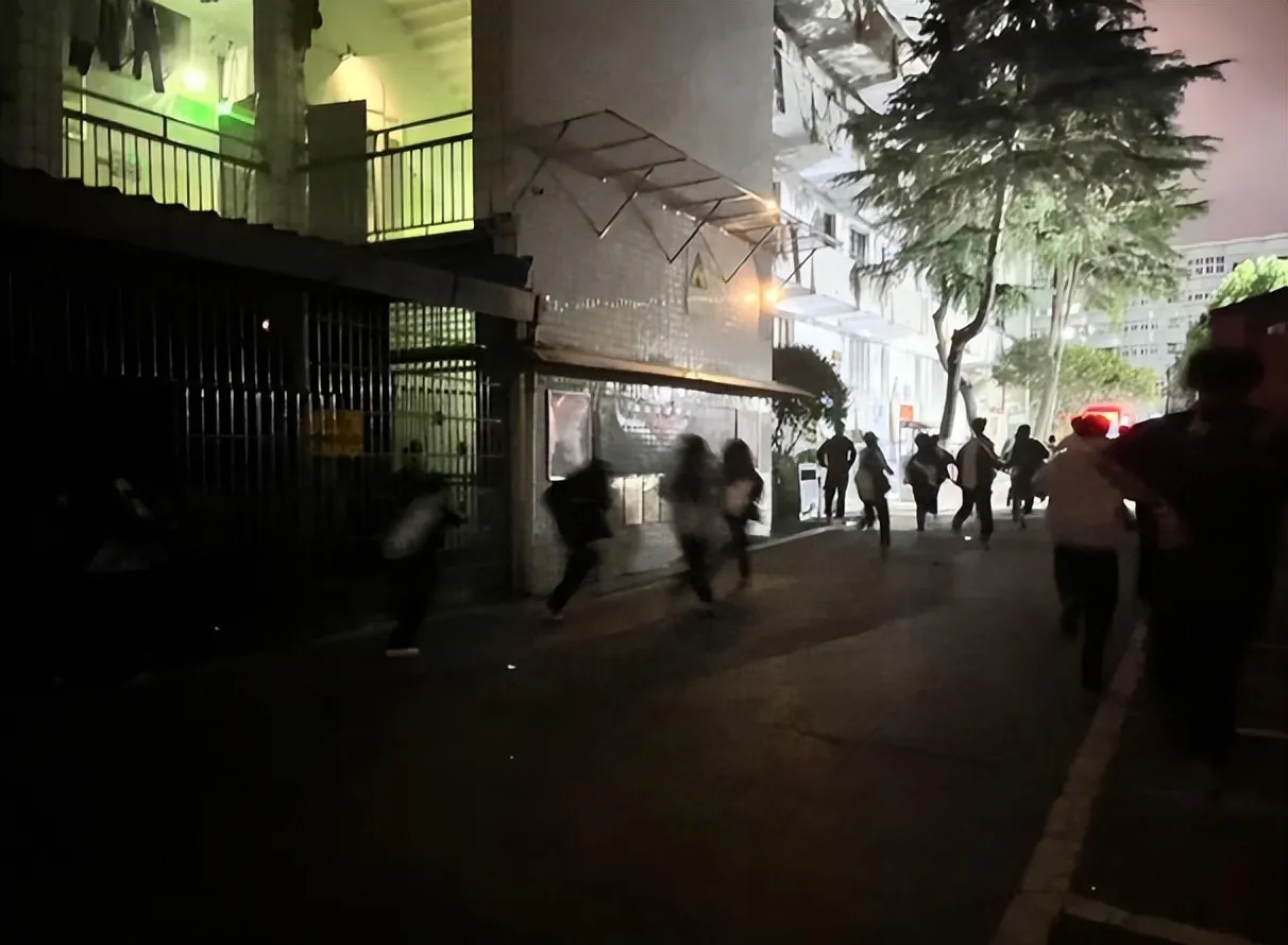 砺练逃生本领,筑牢寄宿安全防线——湘潭市第十一中学寄宿部夜间消防疏散演练