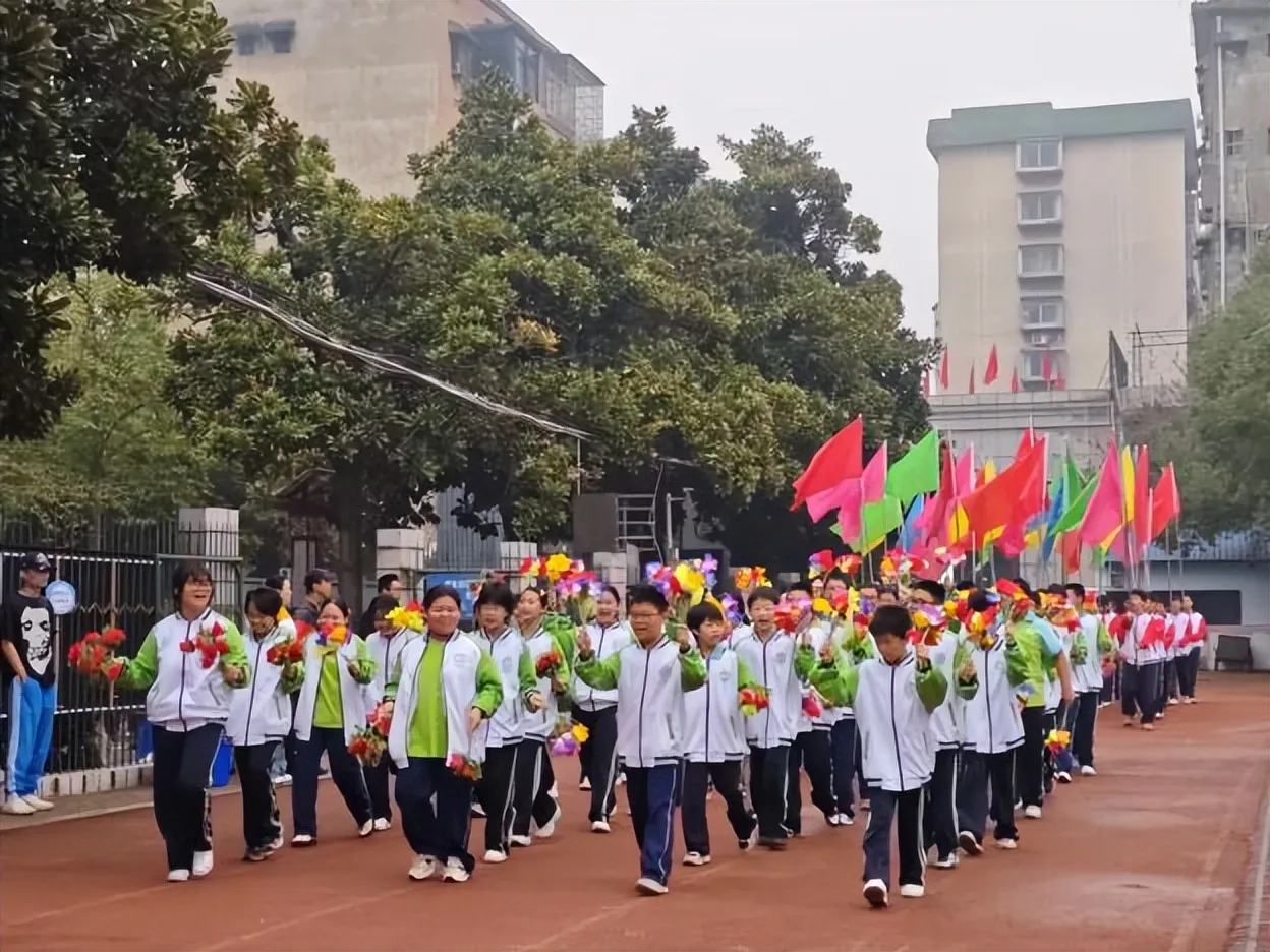 健康第一，向阳奔跑——湘潭市第二中学2026年田径运动会燃情启幕
