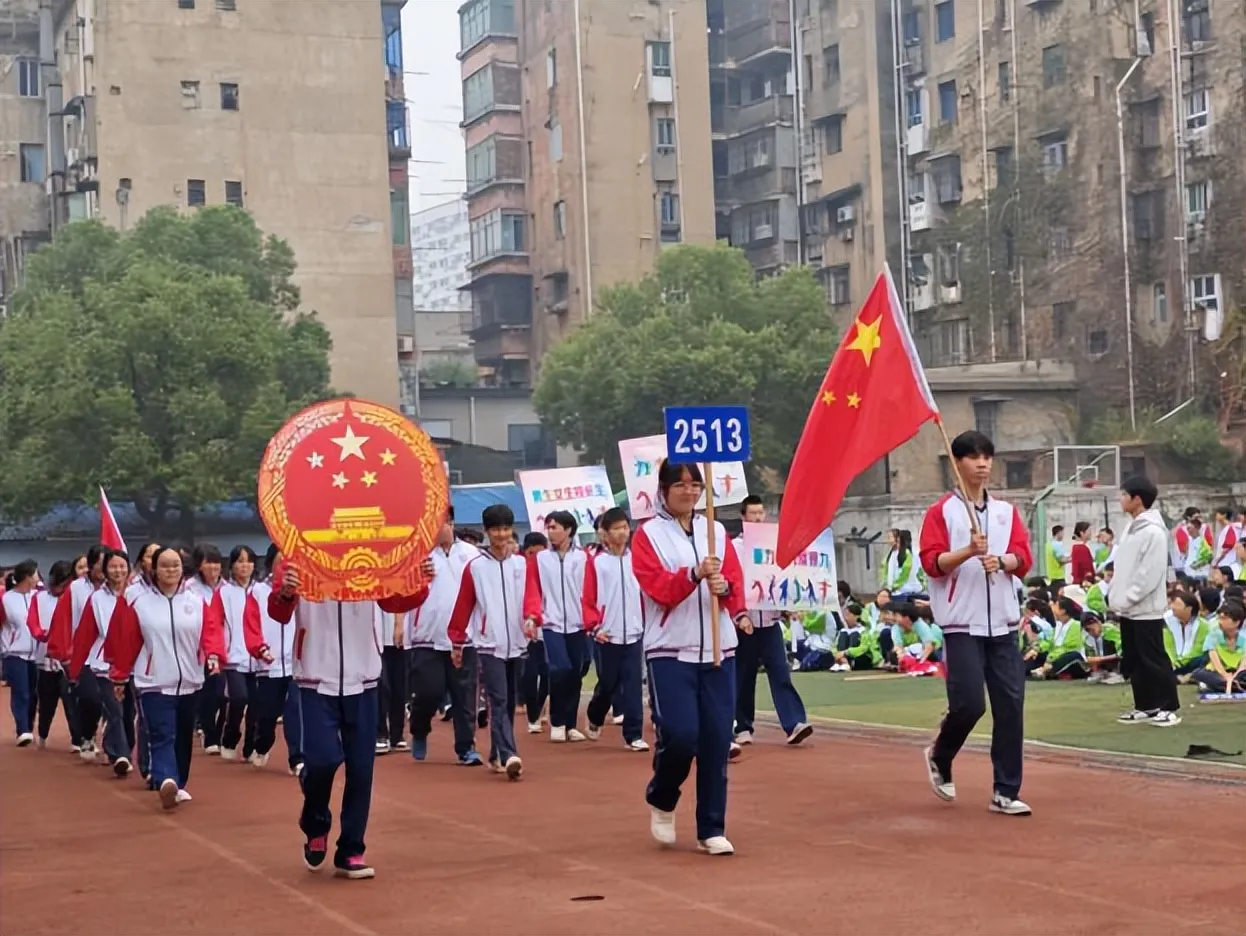 健康第一，向阳奔跑——湘潭市第二中学2026年田径运动会燃情启幕