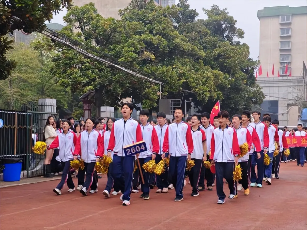 健康第一，向阳奔跑——湘潭市第二中学2026年田径运动会燃情启幕