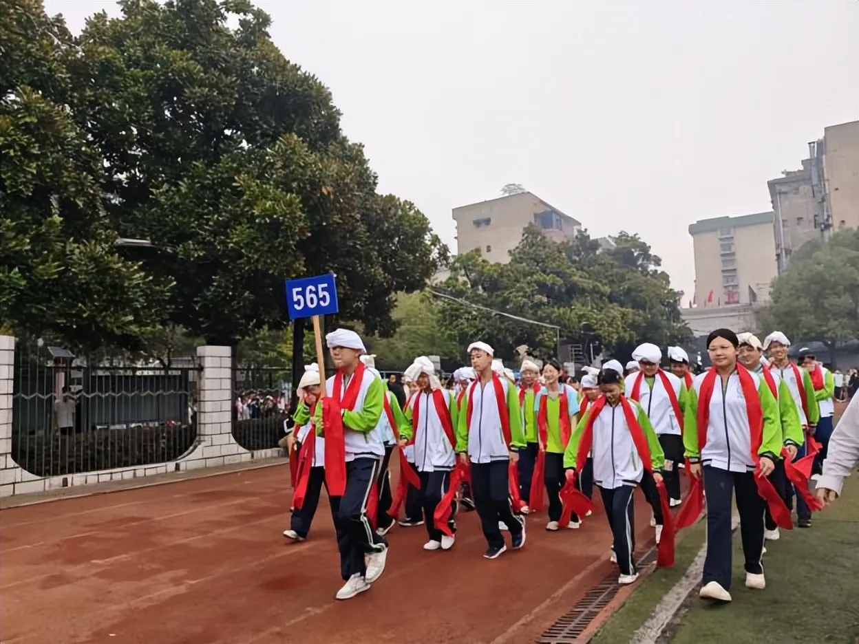 健康第一，向阳奔跑——湘潭市第二中学2026年田径运动会燃情启幕