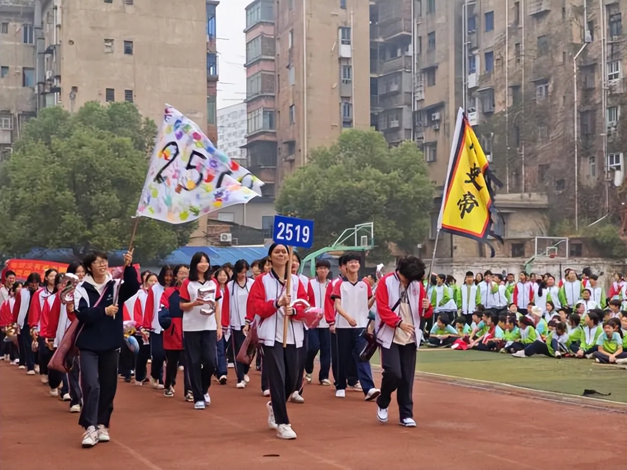 健康第一，向阳奔跑——湘潭市第二中学2026年田径运动会燃情启幕