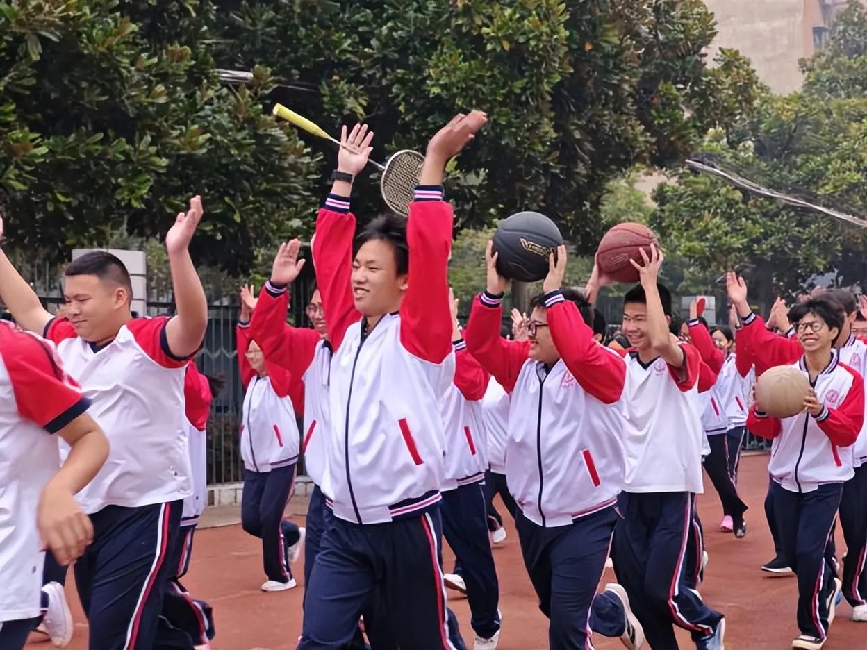 健康第一，向阳奔跑——湘潭市第二中学2026年田径运动会燃情启幕