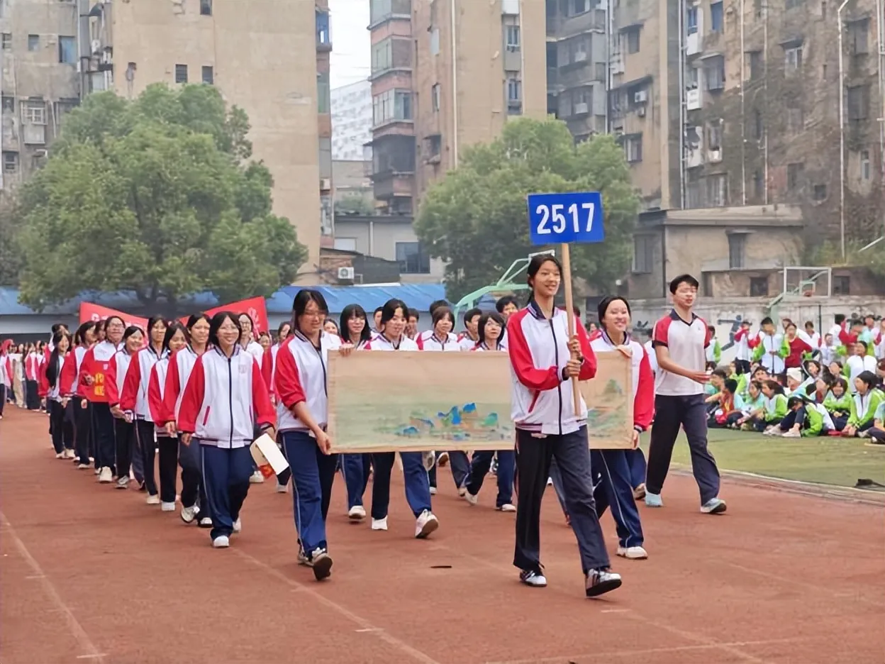 健康第一，向阳奔跑——湘潭市第二中学2026年田径运动会燃情启幕