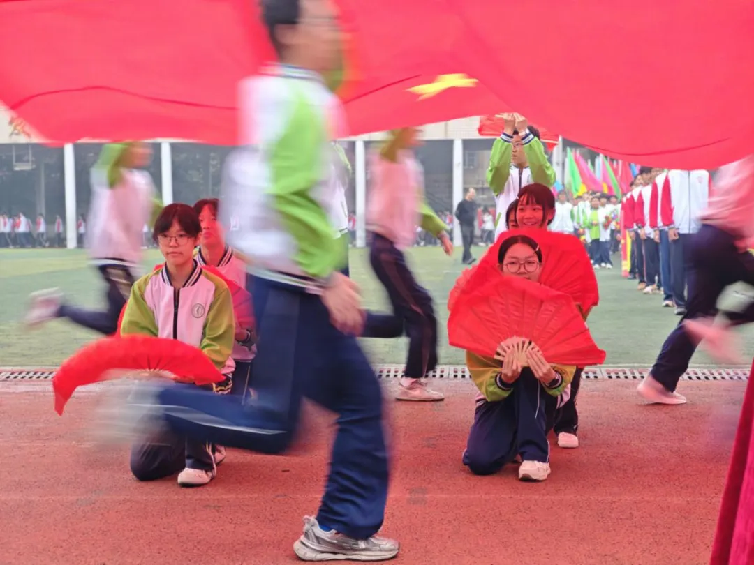 健康第一，向阳奔跑——湘潭市第二中学2026年田径运动会燃情启幕