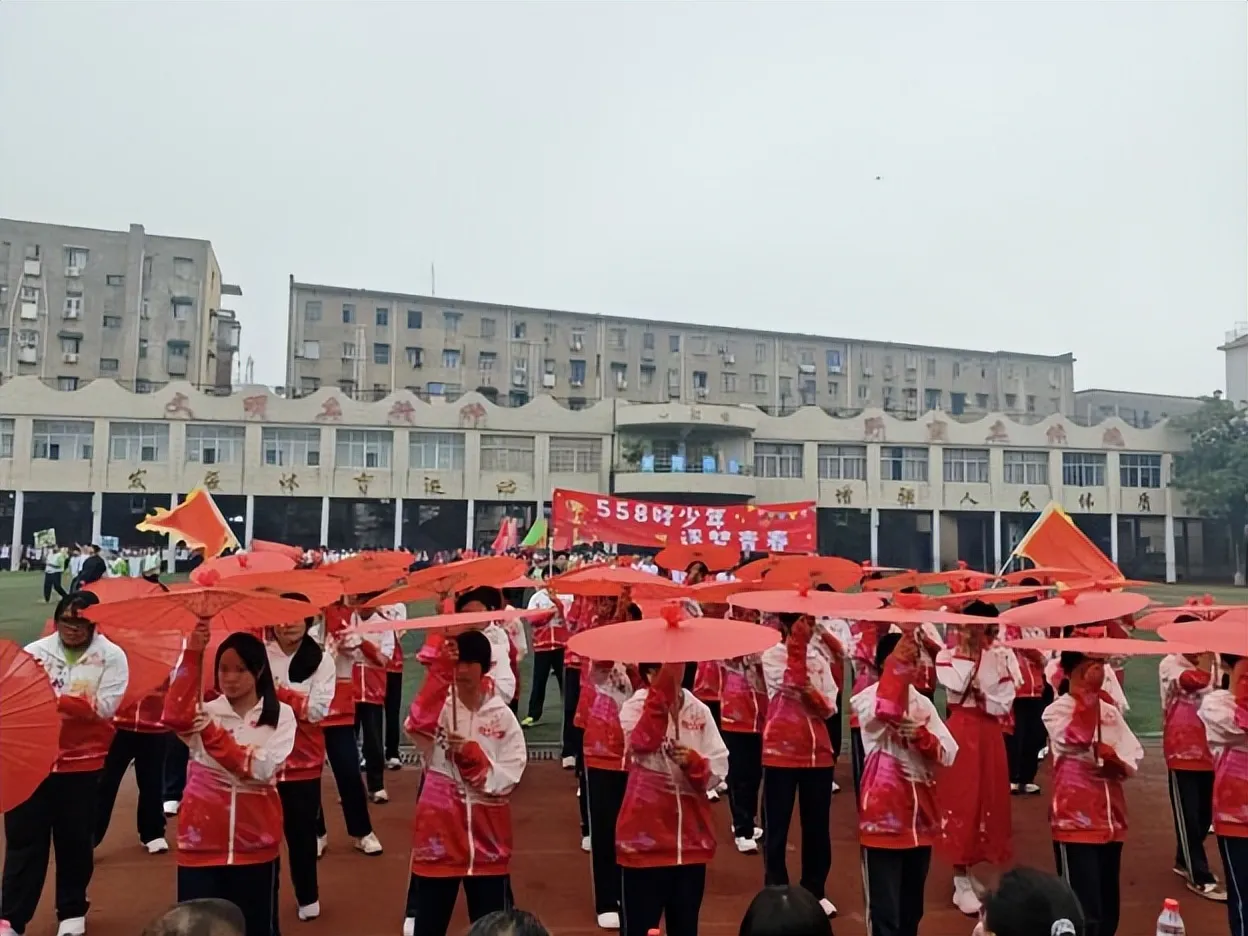 健康第一，向阳奔跑——湘潭市第二中学2026年田径运动会燃情启幕