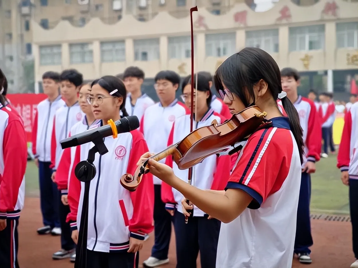 健康第一，向阳奔跑——湘潭市第二中学2026年田径运动会燃情启幕