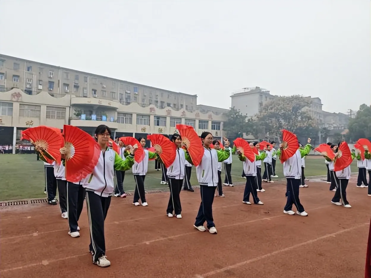 健康第一，向阳奔跑——湘潭市第二中学2026年田径运动会燃情启幕