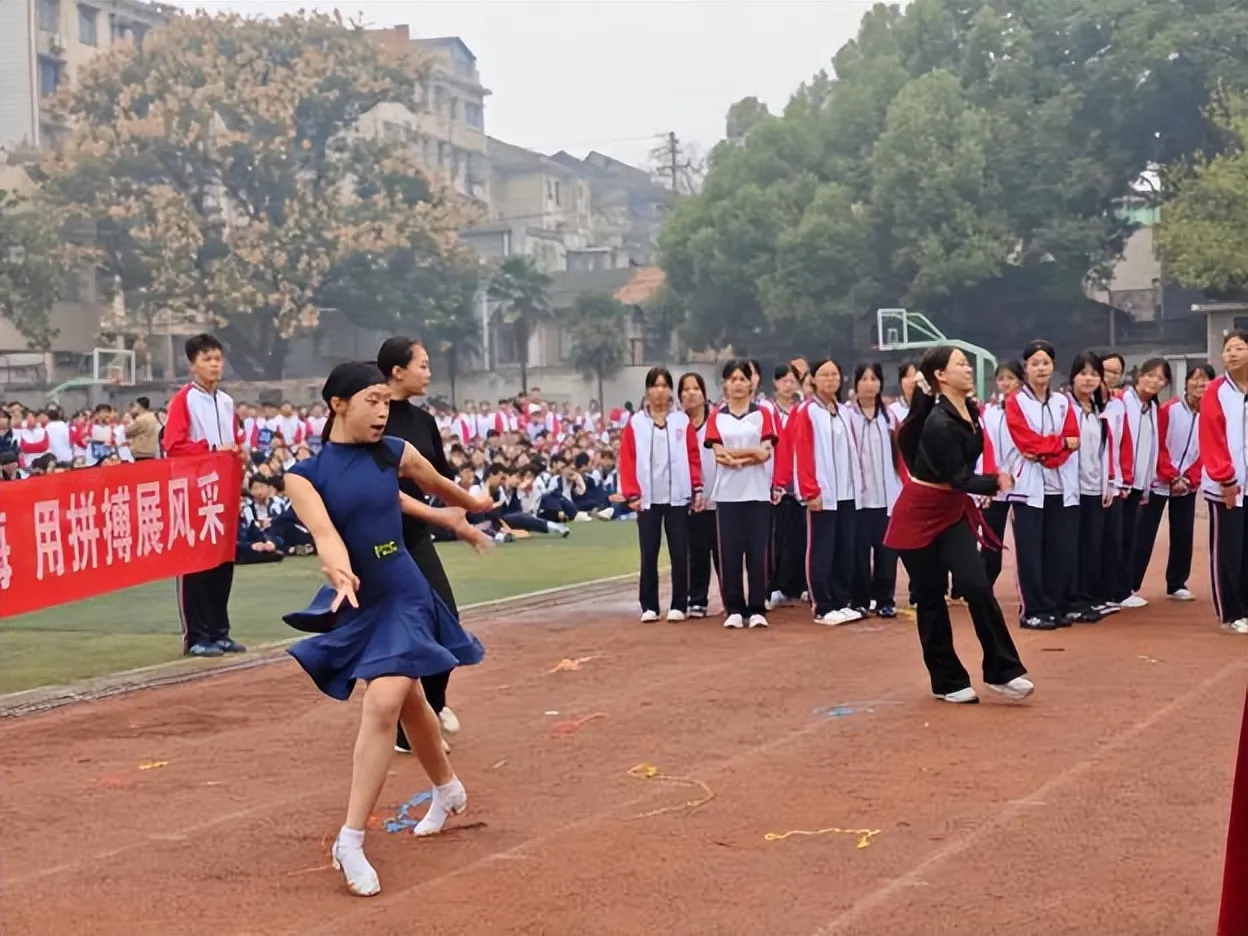 健康第一，向阳奔跑——湘潭市第二中学2026年田径运动会燃情启幕