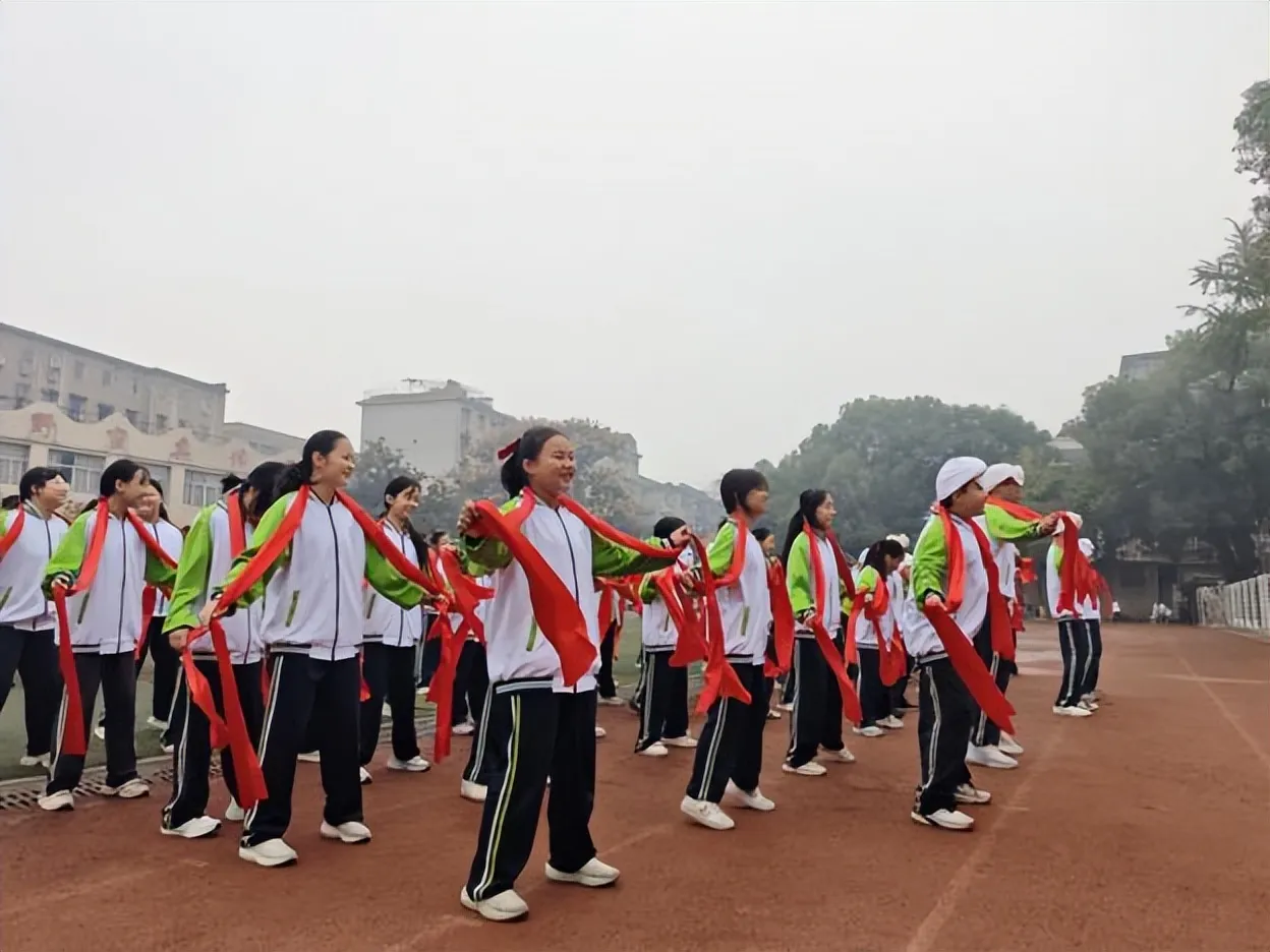 健康第一，向阳奔跑——湘潭市第二中学2026年田径运动会燃情启幕