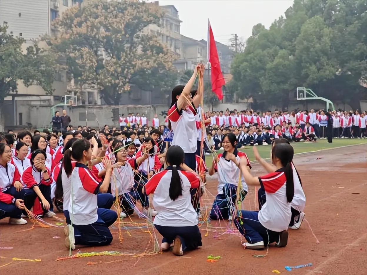 健康第一，向阳奔跑——湘潭市第二中学2026年田径运动会燃情启幕