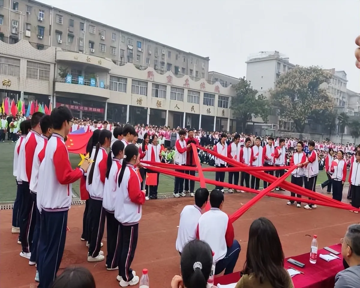 健康第一，向阳奔跑——湘潭市第二中学2026年田径运动会燃情启幕
