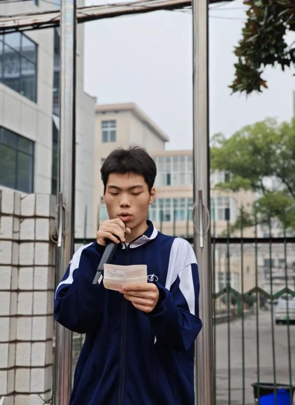 健康第一，向阳奔跑——湘潭市第二中学2026年田径运动会燃情启幕